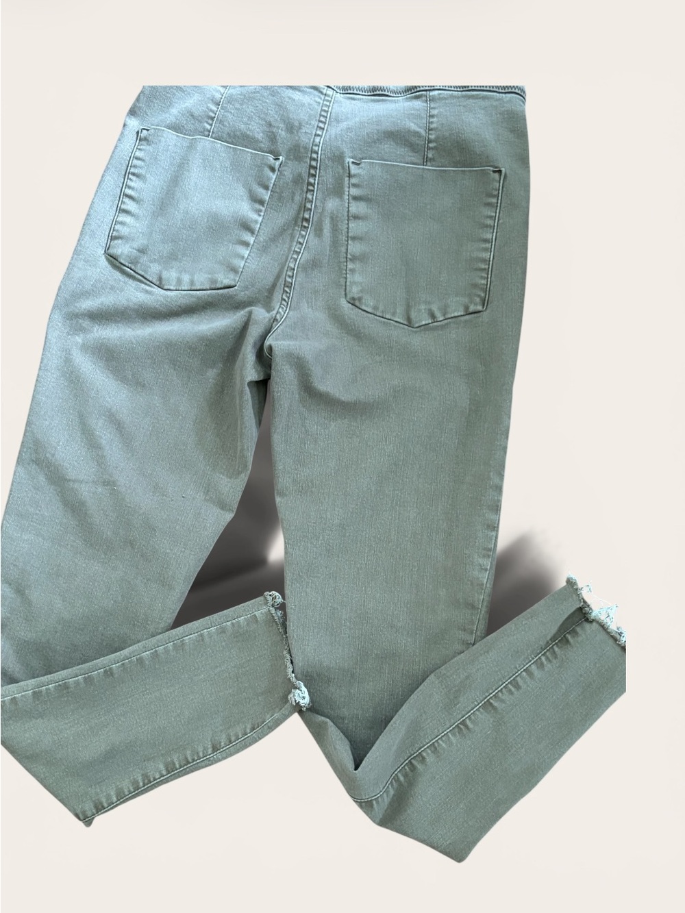 FREE PEOPLE Skinny jeans Size 28 
Made in Egypt   No flaws. Color TAN - Picture 3 of 4
